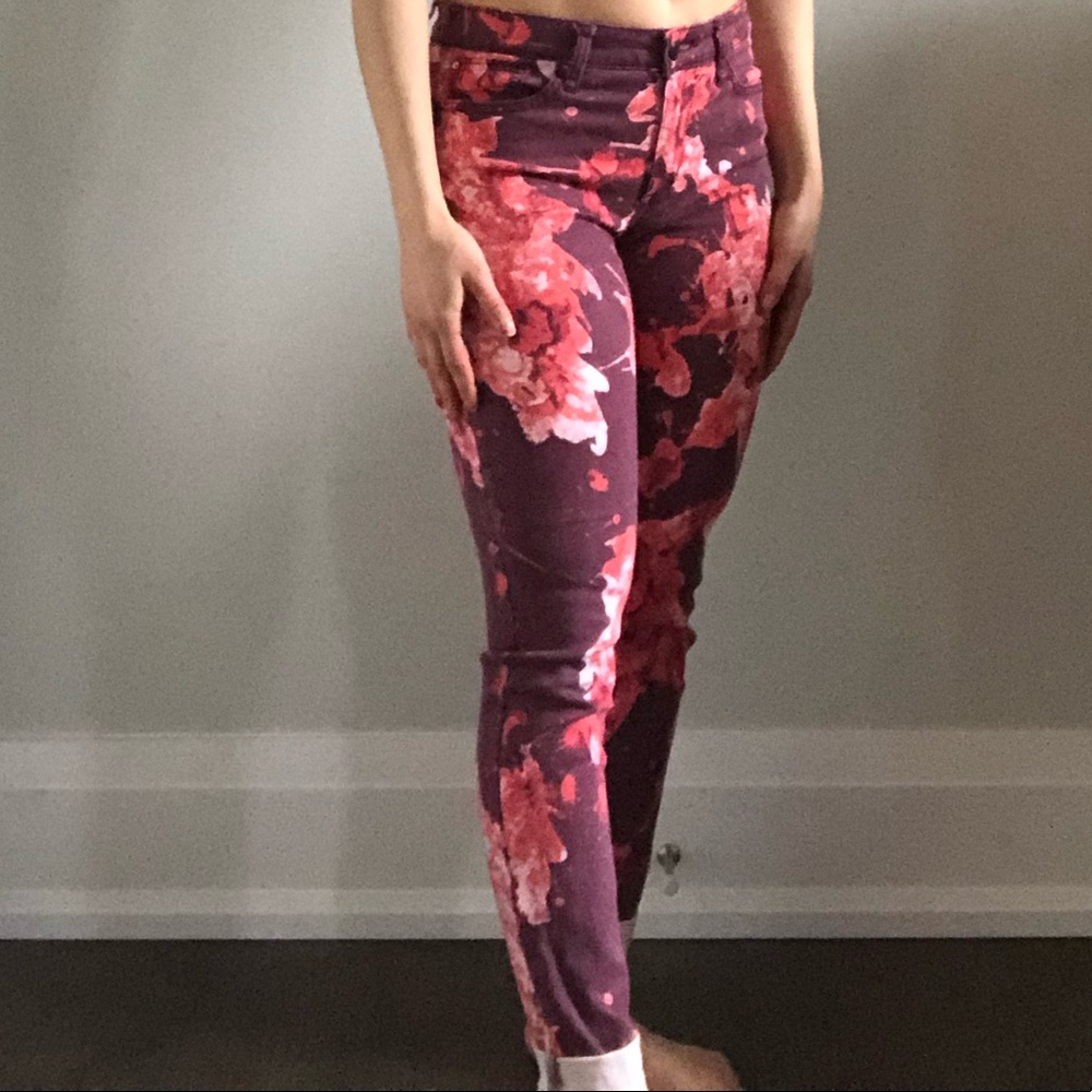 Stretch skinny jeans with colourful pattern. Great for summer